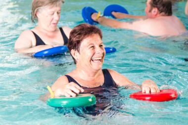 Die Kursteilnehmer machen Übungen mit Gewichten in den Händen.